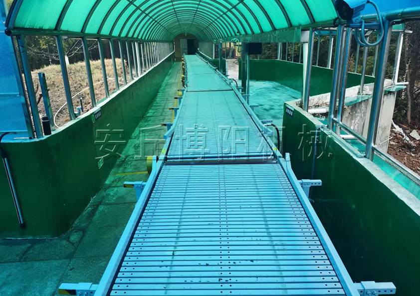 三聚氰胺鏈板式輸送機 山東噸袋鏈板輸送機客戶現(xiàn)場